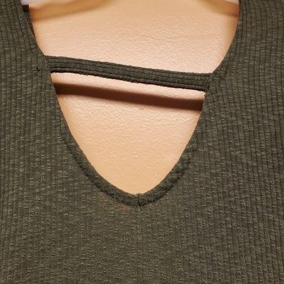 No Boundaries Juniors' Twist Top - Picture 4 of 5